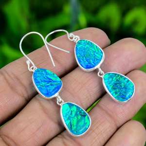 ต่างหูโอปอลไฟร์ออสเตรเลียแบบสามเม็ด เงินแท้ 925 งานแฮนด์เมด เครื่องประดับพลอย ได้รับการรับรองจาก IGI เหมาะสำหรับงานฉลองครบรอบและงานปาร์ตี้สไตล์ชาติพันธุ์ - Product Image 3