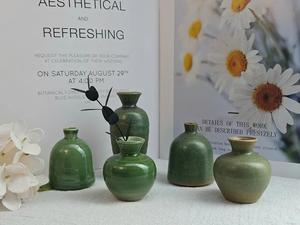 แจกันเซรามิกทรงโค้งเงางามเคลือบสีแดงเบอร์กันดีเข้ม เหมาะสำหรับตกแต่งชั้นวางของสไตล์โมเดิร์นและจัดแสดงดอกไม้ - Product Image 6