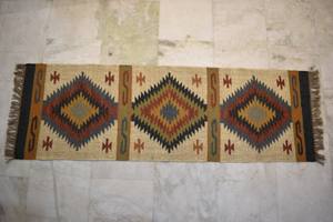 พรมปูพื้นสไตล์โบโฮทำจากเส้นใยปอกระเจาธรรมชาติ ทำมือ ใช้ได้สองด้าน พับเก็บได้ เหมาะสำหรับห้องนอน โรงแรม และสำนักงาน ขายส่งพรมปูพื้นปอกระเจา - Product Image 5