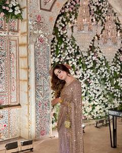 Sari de créateur moderne extensible brodé de sequins et de motifs papillon, avec travail riche et chemisier non cousu, idéal pour les mariages et les soirées de luxe - Product Image 2