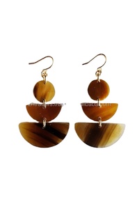 Boucles d'oreilles pendantes de luxe faites à la main de haute qualité pour femmes avec design en corne, couleurs et tailles personnalisables pour les acheteurs en gros - Product Image 4