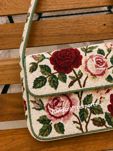 Sac à bandoulière portable de luxe fait main avec motif de roses perlées pour femmes |   Accessoires de sac à main artisanal à rabat orné de perles florales - Product Image 5