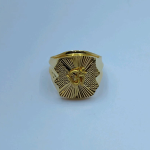 Bague Om en or traditionnelle pour homme, design religieux classique, bijoux indiens en or pour un usage quotidien - Product Image 2