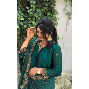 Ensemble haut-bas et dupatta en satin pour soirée, avec manches trois-quarts et broderies de sequins - Product Image 2