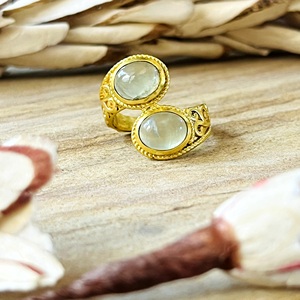 Bague en laiton au design unique, style bohème, avec préhnite, bijoux tribaux en laiton pour femme, plaqué or 18 carats, motif corde ondulée, double pierre, vente en gros/OEM/ODM - Product Image 1