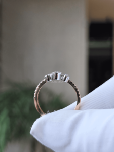 Bague à trois pierres en diamant de laboratoire taille poire 0,75 carat, en or avec bande pavée, pour fiançailles et anniversaire, bijoux fins pour femme - Product Image 4