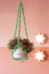 Escultura de arte de cadena de resina montada en la pared, color fucsia ahumado, decoración de bucles entrelazados para aplicación en pasillos interiores. - Product Image 4