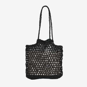 Experimente la máxima comodidad con esta bolsa artesanal de hilo natural diseñada con una correa larga para un fácil transporte al hombro hoy. - Product Image 5