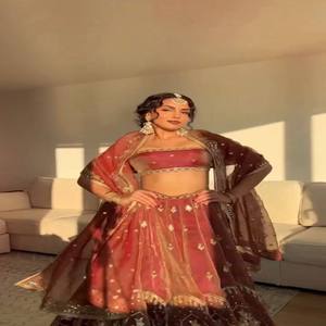 Conjunto de Lehenga de Seda VASTRA COTTAGE con Bordado de Hilo y Lentejuelas, Blusa sin Coser con Dupatta, Conjunto de Choli Completamente Cosido - Product Image 3