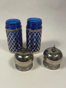 Salière et poivrière en métal argenté de style royal, combinaison de couleurs bleu et argentée unique, pour table à manger et usage en restaurant, provenant d'Inde. - Product Image 3