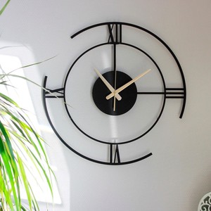 Horloge murale géométrique en métal superposé avec chiffres romains et finition noire contemporaine pour intérieurs modernes - Product Image 5