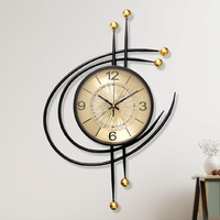 Jam dinding elegan berdaun emas dengan dial hitam ramping dan pendulum berayun, tersedia dengan harga grosir.