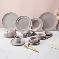 Ensemble de vaisselle en céramique et porcelaine de couleur violet clair, comprenant un bol, une assiette, une théière, pour servir à la table, décorer les mariages, la restauration hôtelière et les buffets