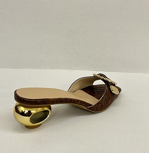 Sandalias Elegantes de Tacón Medio con Hebilla Dorada y Punta Cuadrada, de Piel Sintética Grabada Marrón, Estilo Slip-On para Todas las Estaciones, Zapatos de Mujer - Product Image 2