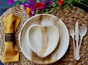 Assiettes en feuilles de palmier compostables en forme de cœur, 8 pouces, pour solutions alimentaires durables, assiettes pour cocktails et services de collations - Product Image 1