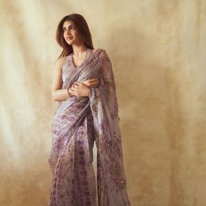 Sari de seda tabby premium con hermoso diseño estampado, bordado con lentejuelas, y trabajo artesanal completo con espejos reales para mujer. - Product Image 1