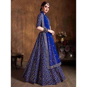 Lehenga choli ชุดแต่งงานผ้าไหมดิบปักเลื่อมสีฟ้าที่น่าสนใจ - Product Image 1