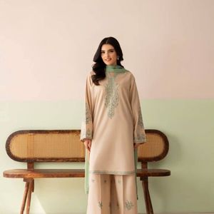 Kurti de Seda Romana Pura Bordada con Palazzo y Dupatta de Georgette Sintética con Lentejuelas, Traje de Diseño Étnico para Fiesta - Product Image 3