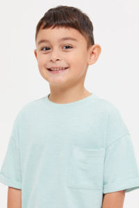 เสื้อยืดพิมพ์ลายตามสั่ง เสื้อโอเวอร์ไซส์แขนสั้น ออกแบบโลโก้ OEM เสื้อยืดเด็กสีพื้นลำลองแบบกำหนดเอง ปี 2026 - Product Image 4