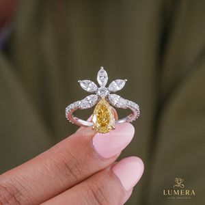 Anillo de Compromiso de Oro Blanco con Diamante Amarillo en Forma de Pera y Flor Marquise, Diamante Cultivado en Laboratorio de Corte Redondo, Joyería Nupcial para Mujer - Product Image 1