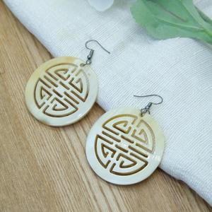Boucles d'oreilles circulaires en os sculpté, design moderne imitation artisanat naturel, bijoux faits à la main écologiques HASAN CRAFT - Product Image 5