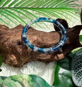 Bracelet en résine Ocean Resin avec des paillettes d'argent véritable, artisanal, couleur personnalisée, artisanat fait main. - Product Image 2