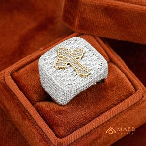 Anillo de Moissanita con Cruz Chapado en Oro de 14K para Hombre, Diseño de Joyería de Lujo con Incrustaciones de Baguette Estilo Hip Hop - Product Image 3
