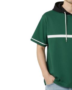 T-shirt à capuche vert personnalisé pour homme à manches courtes avec capuche noire, poche à rayures contrastées, style streetwear décontracté, pull-over, vente en gros OEM - Product Image 3