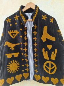 Chaqueta Suzani Bordada a Mano en Terciopelo Negro con Patrón de Arte Folclórico, Manga Larga, Cuello Alto, Estilo Boho, Abrigo de Invierno - Product Image 4