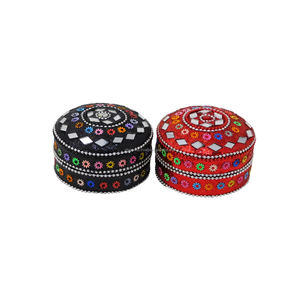 Boîte cadeau métallique décorative élégante à motif floral et paillettes, vente en gros, magnifique boîte à pilules artisanale ornée de perles et de miroirs, rouge et noir - Product Image 1