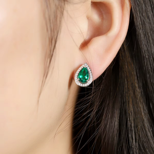 Boucles d'oreilles romantiques pour femmes avec diamant bleu taille poire, halo de diamants blancs et design étoile sur le dessus - Product Image 5