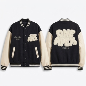 Chaqueta Letterman Negra Personalizada para Mujer con Mangas Color Crema, Chaqueta Bomber Bordada Estilo Urbano - Product Image 4