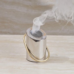 Brûleur d'encens en métal argenté avec anneau doré, couvercle ajouré à motif chevron, diffuse la fumée magnifiquement pour une décoration moderne - Product Image 1