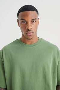 Camiseta de algodón oversize para hombre, con hombros caídos, cuello simulado, corte holgado, estilo casual y urbano. - Product Image 5