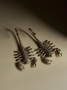 Crochet mural vintage en laiton motif scorpion – Support élégant pour accessoires de cuisine, outils de jardin et rangement d'entrée - Product Image 4