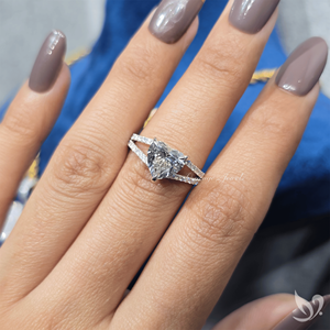 แหวนเพชรแล็บ 2 กะรัต ทรงหัวใจ ประดับเพชรแบบสปลิตเพฟ ดีไซน์สองขา ทองคำขาว 10K รับรองโดย IGI แหวนขอแต่งงาน - Product Image 4