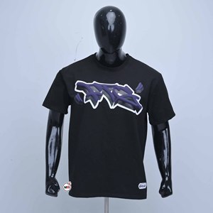 T-shirt streetwear pour homme noir avec imprimé graffiti violet, col rond, manches courtes, coupe régulière, jersey de coton, t-shirt oversize - Product Image 1