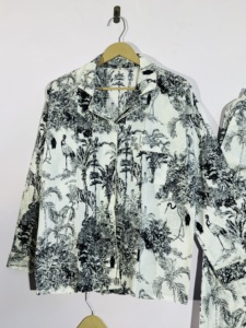Conjunto de Pijama con Estampado de Jungla en Blanco y Negro |   Ropa de Dormir de Algodón para Mujer |   Conjunto de Muebles para Exteriores Estilo Safari - Product Image 4