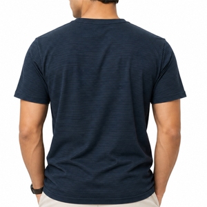 Camiseta de hombre con rayas texturizadas, moderna, de corte ajustado, ligera y cómoda, de alta calidad, diseño personalizado OEM para hombre. - Product Image 2