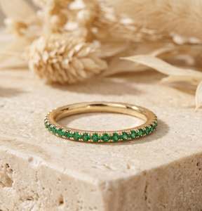 Bague d'éternité personnalisée en or 14 carats avec pierres vertes émeraude taille brillant rond, sertissage micro-pavé, bagues de fiançailles - Product Image 1