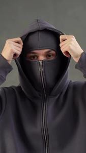 Sudadera técnica con capucha y cubrecara integrados, y bolsillos utilitarios, diseñada para un estilo urbano atrevido y futurista. - Product Image 2