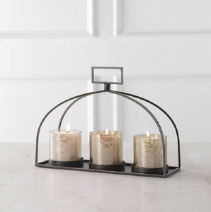Marco arqueado de metal negro rústico industrial que envuelve un trío de vasos de vidrio mercurizado moteado. Disponible a precio de mayorista. - Product Image 1