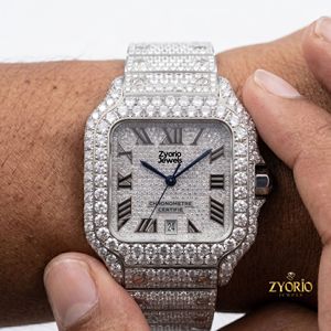 Reloj de Lujo con Incrustaciones de Moissanita para Hombre, Personalizado en Dos Tonos de Oro, Acero Inoxidable, con Diamantes y Números Romanos - Product Image 3