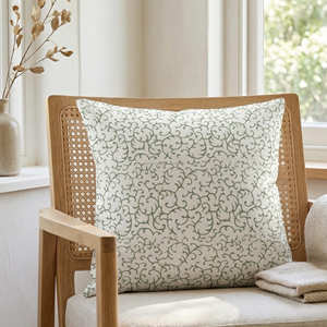 Funda de Cojín Decorativa con Estampado Botánico en Verde Salvia, Cojín Decorativo Moderno y Orgánico - Product Image 1