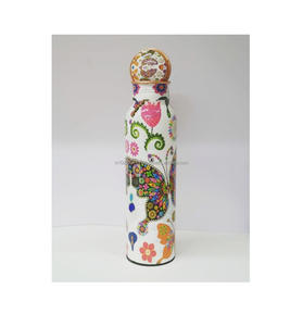 Bouteille d'eau décorative en cuivre avec motif floral imprimé en émail réalisé par des artisans qualifiés avec des motifs détaillés - Product Image 2