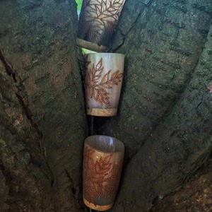 Vaso de whisky rústico de cuerno de búfalo natural REHMAN CRAFT, ecológico, con forma de tumbler y grabado de hoja de helecho tallado a mano. - Product Image 2