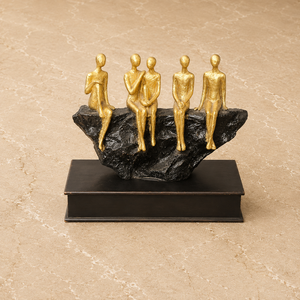 Sculpture Familiale Abstraite Élégante avec Figurines Dorées sur Base Noire, Décoration de Table Moderne Faite à la Main, Accent Élégant pour la Maison ou le Bureau - Product Image 1