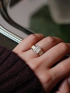 Bague de fiançailles en diamant émeraude de laboratoire 3 carats avec pierres latérales taille baguette – Alliance de mariage en diamant émeraude certifiée IGI - Product Image 1
