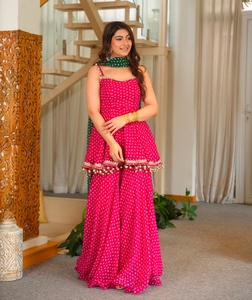 Ensemble palazzo long pour femme en faux georgette traditionnel avec imprimé Bandhej, dupatta vert et pompons, idéal pour les occasions de mariage - Product Image 2