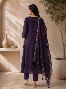 Conjunto de Kurta Bordada para Mujer con Duppata y Pantalones a Juego, Corte Holgado, Ropa Casual Tradicional - Product Image 2